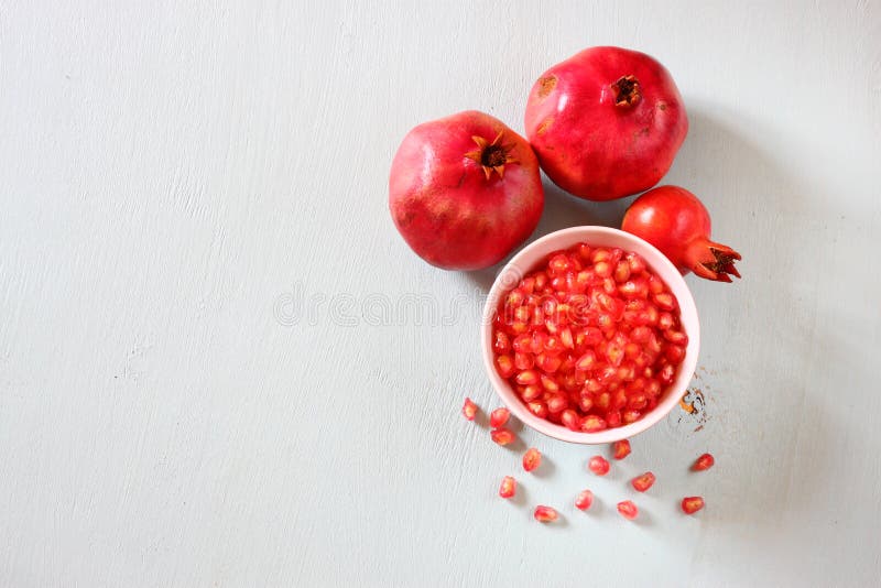 Granatapfel auf Holztisch und frischer pomegrante Samen in der Schüssel - Draufsicht. stockfoto Granatapfel auf Holztisch und frischer pomegrante Samen in der Schüssel - Draufsicht. stockfoto