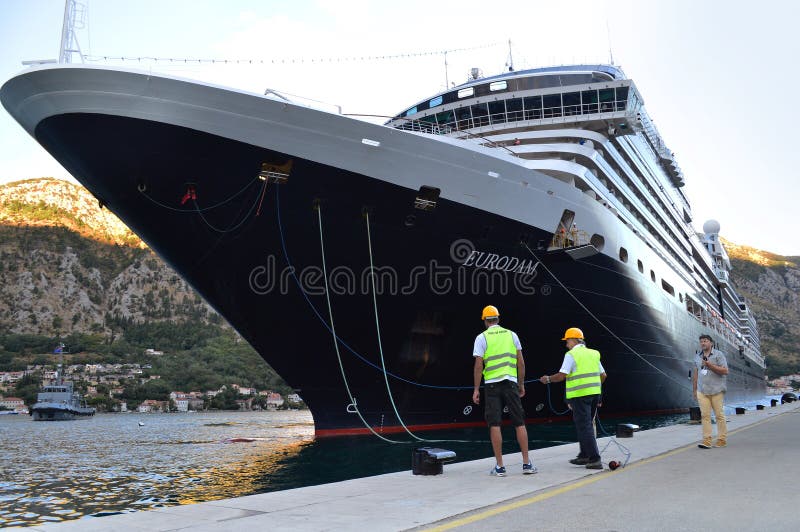 Grand amarrage de croiseur dans le port de Kotor images libres de droits Grand amarrage de croiseur dans le port de Kotor images libres de droits