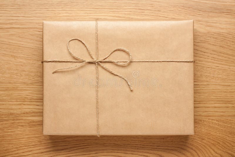 Grand boîte-cadeau enveloppé en papier d'emballage sur la table en bois photo stock Grand boîte-cadeau enveloppé en papier d'emballage sur la table en bois photo stock