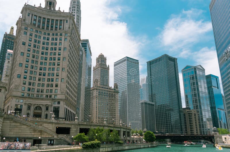 Grand bâtiment sur une rue de Chicago du centre photographie stock libre de droits Grand bâtiment sur une rue de Chicago du centre photographie stock libre de droits