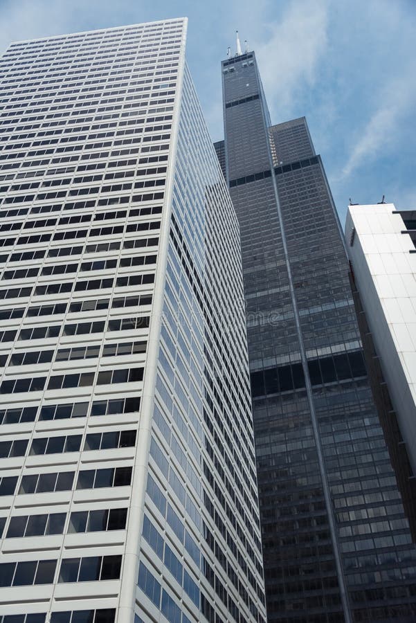 Grand bâtiment sur une rue de Chicago du centre images libres de droits Grand bâtiment sur une rue de Chicago du centre images libres de droits