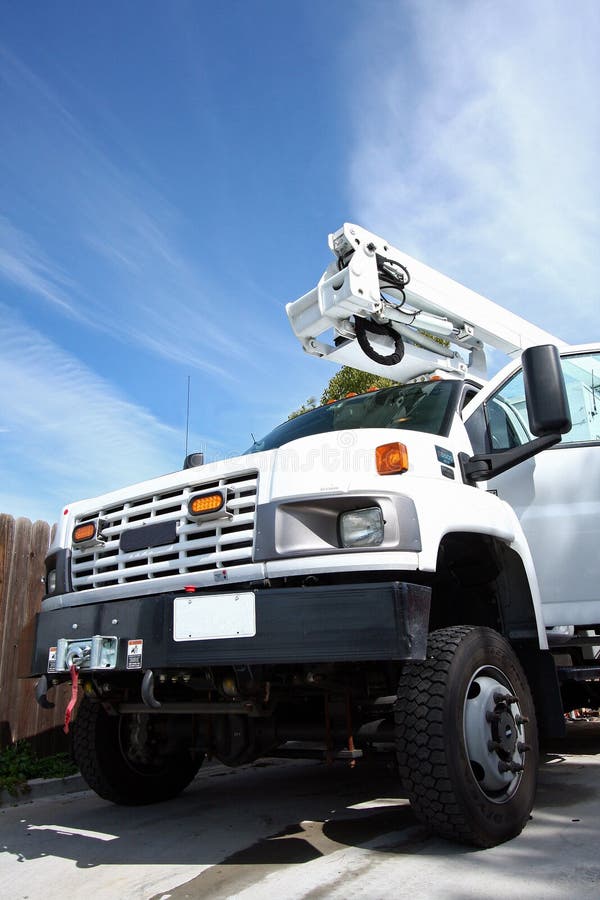 Grand camion diesel blanc avec le grondement photo libre de droits Grand camion diesel blanc avec le grondement photo libre de droits