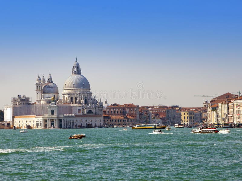Grand Canal avec les bateaux et la basilique Santa Maria della Salute, Venise, Italie photographie stock Grand Canal avec les bateaux et la basilique Santa Maria della Salute, Venise, Italie photographie stock