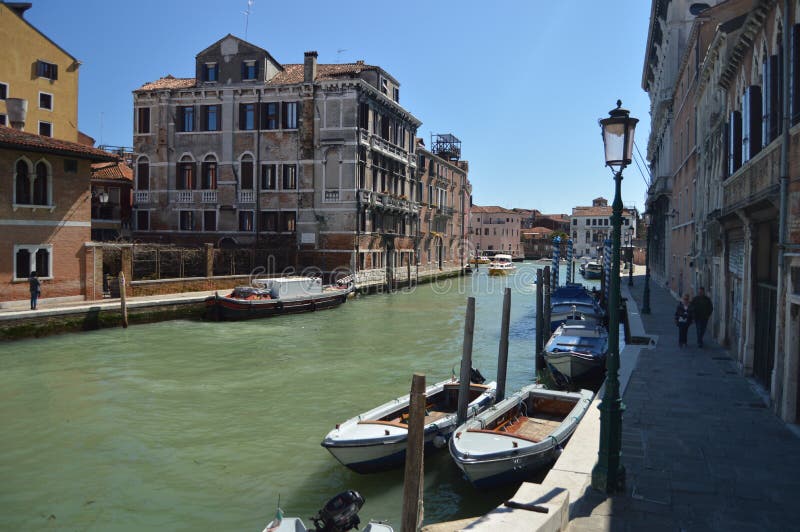 Grand Canal dans Cannareggio avec de beaux bateaux amarrés sur son rivage à Venise Voyage, vacances, architecture 28 mars 2015 photo libre de droits Grand Canal dans Cannareggio avec de beaux bateaux amarrés sur son rivage à Venise Voyage, vacances, architecture 28 mars 2015 photo libre de droits