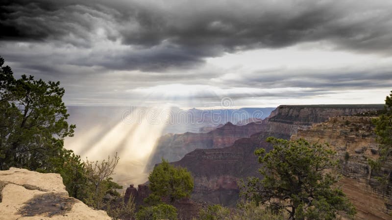 Grand Canyon como tempestad de truenos se mueve a través del parque nacional de Grand Canyon almacen de metraje de vídeo