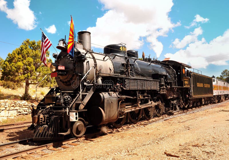 Grand Canyon -Dorp, Arizona, de V.S. - 17 September, 2011: Uitstekende Stoomlocomotief bij de post in Grand Canyon -Dorp Grote Ca royalty-vrije stock afbeelding Grand Canyon -Dorp, Arizona, de V.S. - 17 September, 2011: Uitstekende Stoomlocomotief bij de post in Grand Canyon -Dorp Grote Ca royalty-vrije stock afbeelding