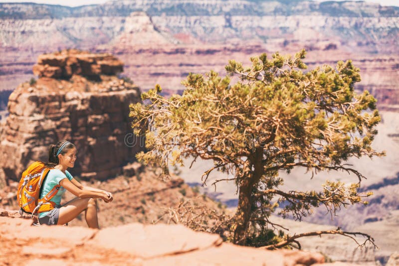 Grand Canyon fotvandrarekvinna som vilar på ökenvandring Fotvandra den asiatiska flickan som kopplar av på den South Kaibab sling
