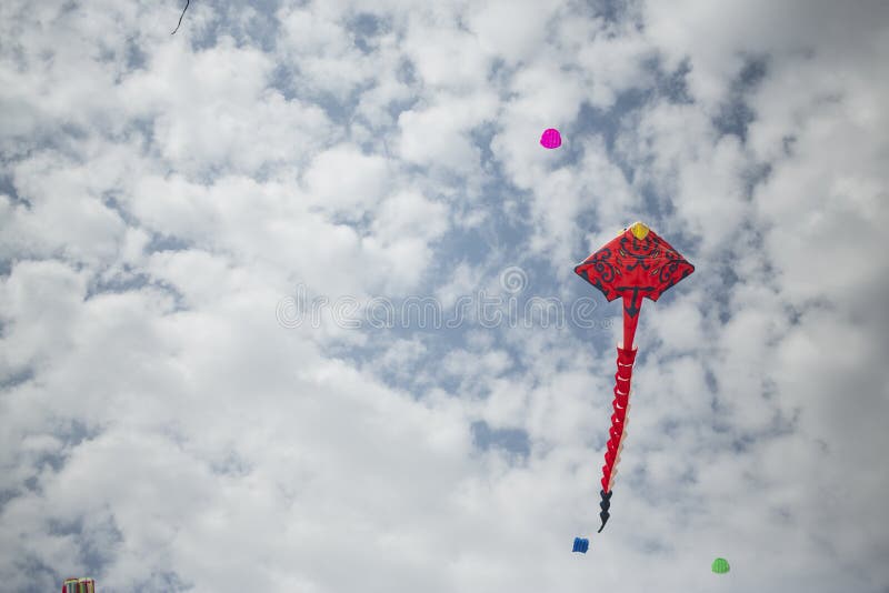 Grand cerf-volant rouge dans le ciel bleu photos stock Grand cerf-volant rouge dans le ciel bleu photos stock