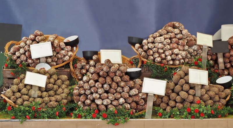 Grand choix de salami français et de saucisses avec différentes épices et ingrédients sur un stand de marché photos libres de droits Grand choix de salami français et de saucisses avec différentes épices et ingrédients sur un stand de marché photos libres de droits