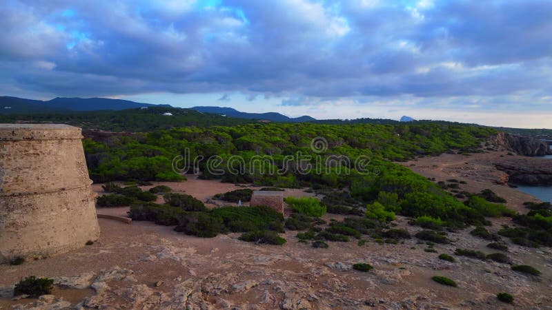 Grand ciel nuages littoral ancienne tour de guet belle vue aérienne dessus vol drone