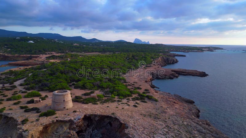 Grand ciel nuages littoral ancienne tour de guet étonnant vue aérienne haut vol drone