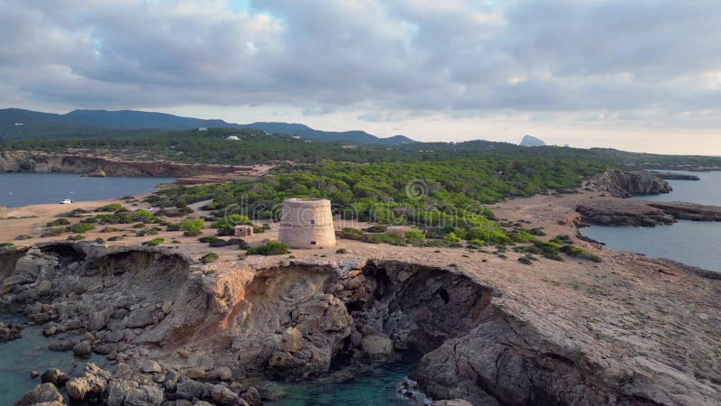 Grand ciel nuages littoral antique tour de guet dramatique vue aérienne drone