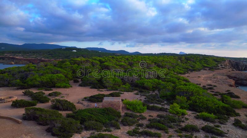 Grand ciel nuages littoral antique tour de guet magique vue aérienne haut vol drone