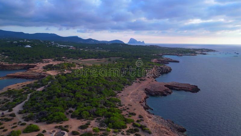 Grand ciel nuages littoral antique tour de guet parfait vue aérienne vol drone