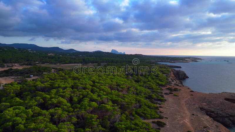 Grand ciel nuages littoral antique tour de guet grand plan aérien vue de vol drone