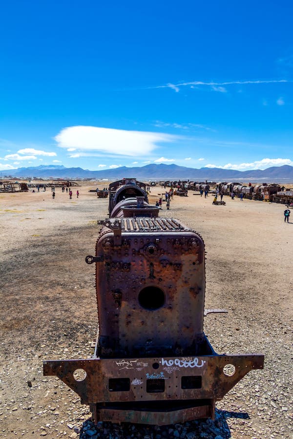 Grand cimetière de train ou cimetière de locomotives à vapeur chez Uyuni, Bolivie image libre de droits Grand cimetière de train ou cimetière de locomotives à vapeur chez Uyuni, Bolivie image libre de droits