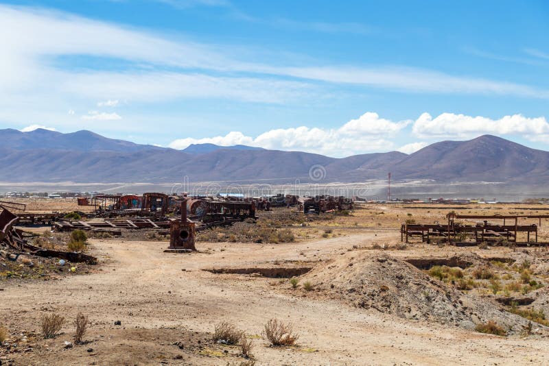 Grand cimetière de train ou cimetière de locomotives à vapeur chez Uyuni, Bolivie photographie stock libre de droits Grand cimetière de train ou cimetière de locomotives à vapeur chez Uyuni, Bolivie photographie stock libre de droits