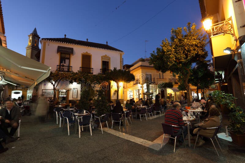 Grand dos avec des cafés à Estepona, Espagne photos stock