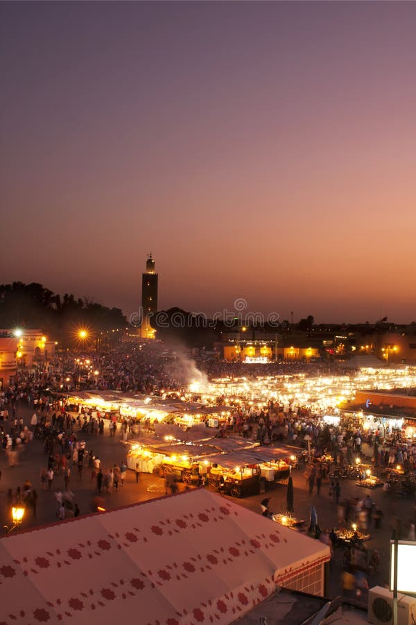 Grand dos d'EL Fna de Djemaa à Marrakech au coucher du soleil à