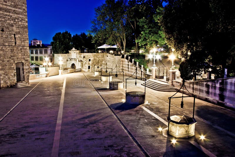 Grand dos de cinq puits dans Zadar, égalisant la vue photo libre de droits Grand dos de cinq puits dans Zadar, égalisant la vue photo libre de droits