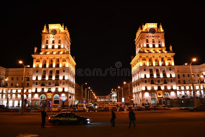 Grand dos de gare la nuit image stock Grand dos de gare la nuit image stock