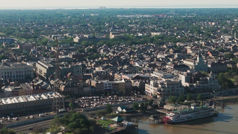 Grand drone aérien plan de pont au-dessus du fleuve mississippi et du centre-ville skyline new orleans louisiana