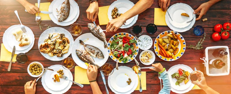Grand dîner de famille dans le processus Image verticale de vue supérieure sur la table W image stock