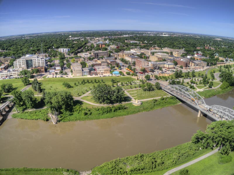 Grand Forks är en stor North Dakota stad på Redet River på genomskärningen av huvudväg 2 och mellanstatliga 29 en timmesöder av arkivbilder Grand Forks är en stor North Dakota stad på Redet River på genomskärningen av huvudväg 2 och mellanstatliga 29 en timmesöder av arkivbilder
