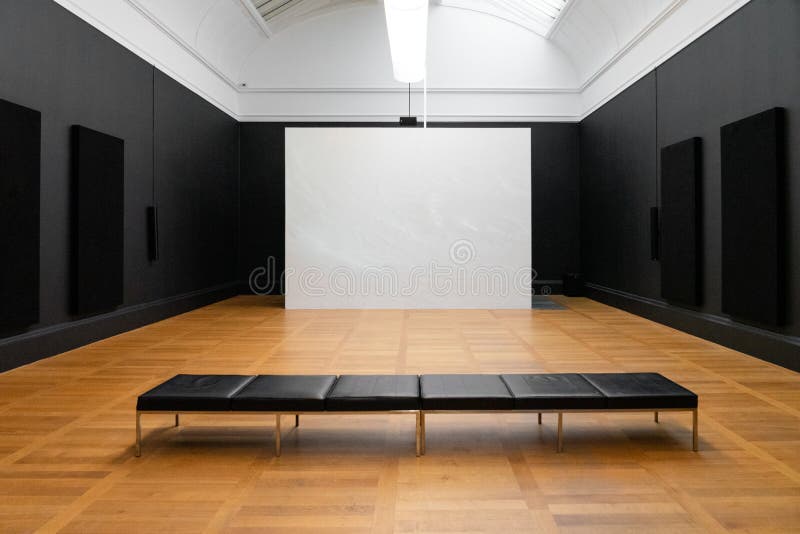 Grand format d'une salle de musée avec des cadres images libres de droits