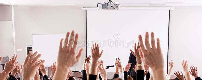 Grand groupe d'assistance de séminaire dans la chambre de classe