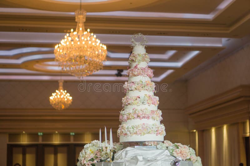Grand gâteau le jour du mariage image libre de droits Grand gâteau le jour du mariage image libre de droits