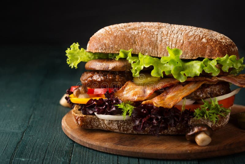 Grand hamburger avec le lard photographie stock Grand hamburger avec le lard photographie stock