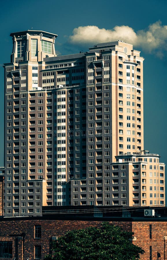 Grand immeuble, vu de la colline fédérale à Baltimore, M image stock Grand immeuble, vu de la colline fédérale à Baltimore, M image stock