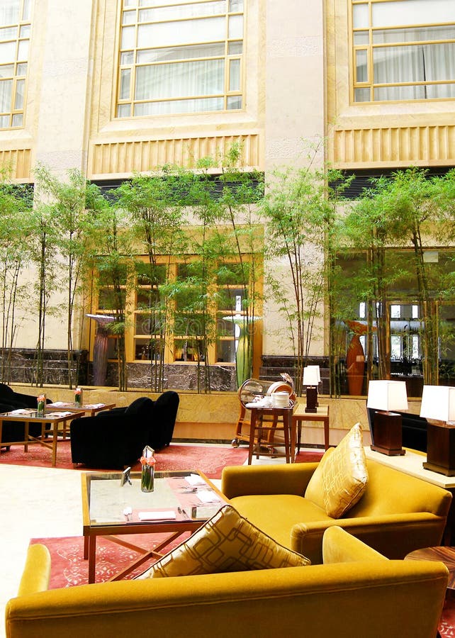 Un'immagine dell'atrio hall di un hotel di lusso edificio.
