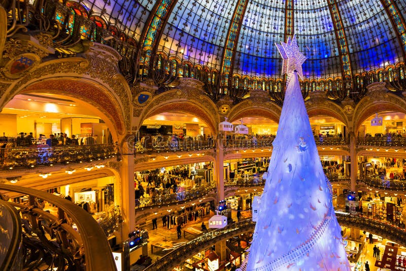 Grand Magasin des Galeries Λαφαγέτ στο Παρίσι μια εβδομάδα ενώπιον του CH στοκ φωτογραφία με δικαίωμα ελεύθερης χρήσης Grand Magasin des Galeries Λαφαγέτ στο Παρίσι μια εβδομάδα ενώπιον του CH στοκ φωτογραφία με δικαίωμα ελεύθερης χρήσης