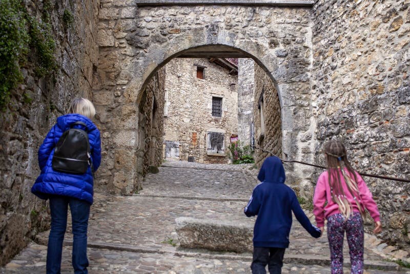 Grand-mère avec enfants explorer perouges charme intemporel voyage en famille image stock