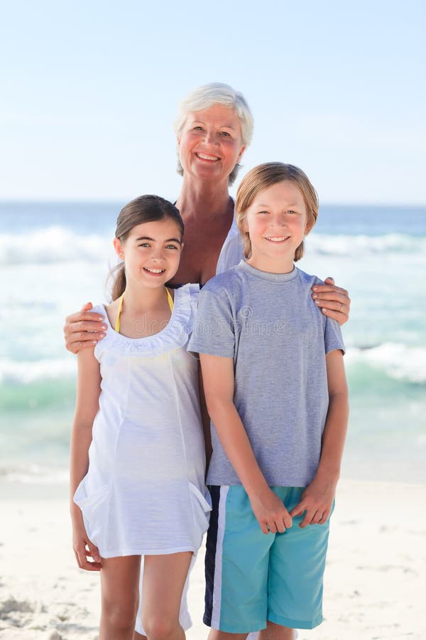 Grand-mère avec ses enfants photographie stock