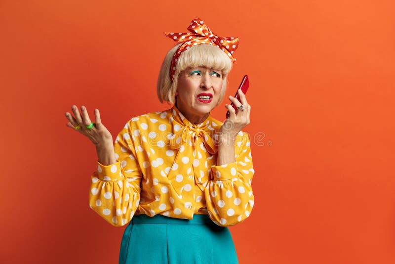 Grand-mère inquiet parlant mobile. image d'une femme âgée ayant une conversation images libres de droits