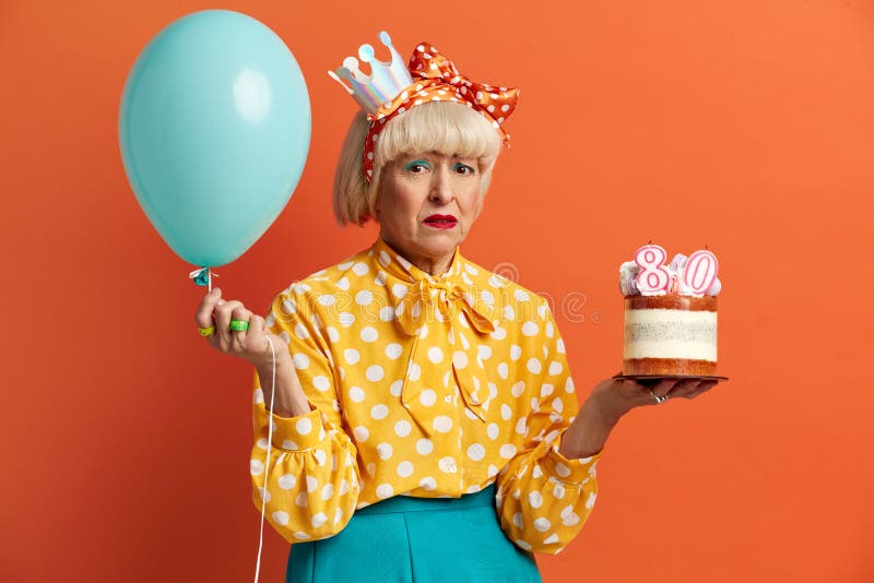 Grand-mère malheureuse fêtant son anniversaire. expression grincheuse de dame insatisfaite photo libre de droits