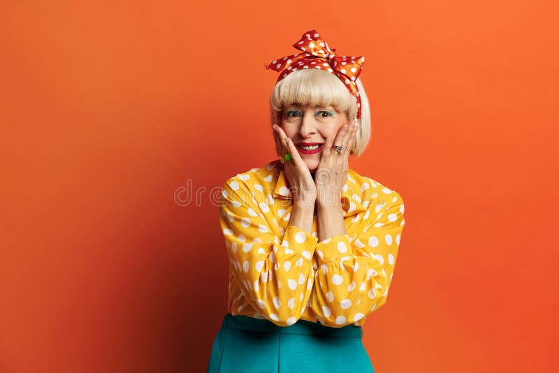 Grand-mère stupéfaite. portrait d'une femme âgée excitée touchant le visage image stock