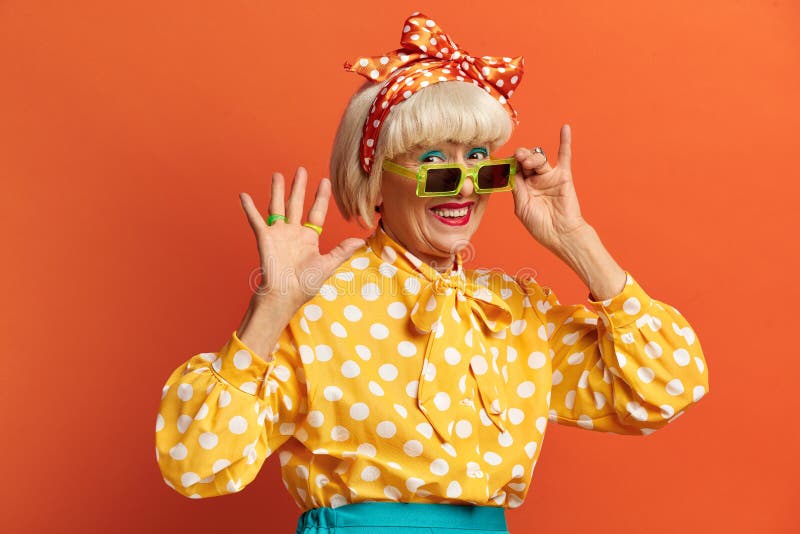 Grand-mère écossaise gesant bonjour. belle femme mature lever son bras photo libre de droits