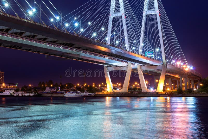 Grand Obukhovsky câble-est resté le pont, rivière de Neva image stock Grand Obukhovsky câble-est resté le pont, rivière de Neva image stock