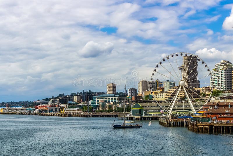 Grand ou Ferris Wheel et bord de mer de Seattle photo libre de droits Grand ou Ferris Wheel et bord de mer de Seattle photo libre de droits