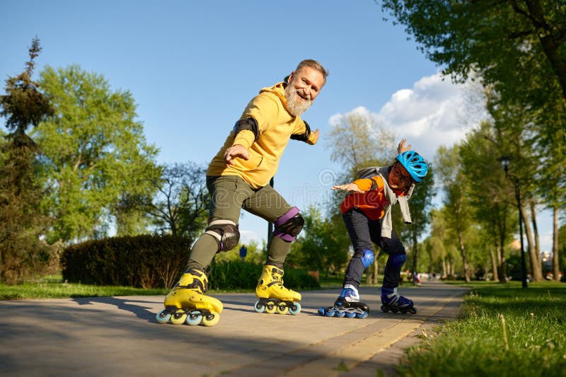 Joyeux Homme Patin à Roulettes Sur Chemin Dans Le Parc De La Ville Image  stock - Image du lifestyle, âgé: 285532579