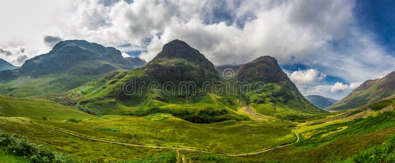 Grand panorama dedans dans les montagnes de l'Ecosse image stock Grand panorama dedans dans les montagnes de l'Ecosse image stock