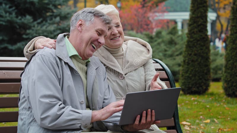 Senior Homme Et Senior Femme Utilisant Un Ordinateur Portable