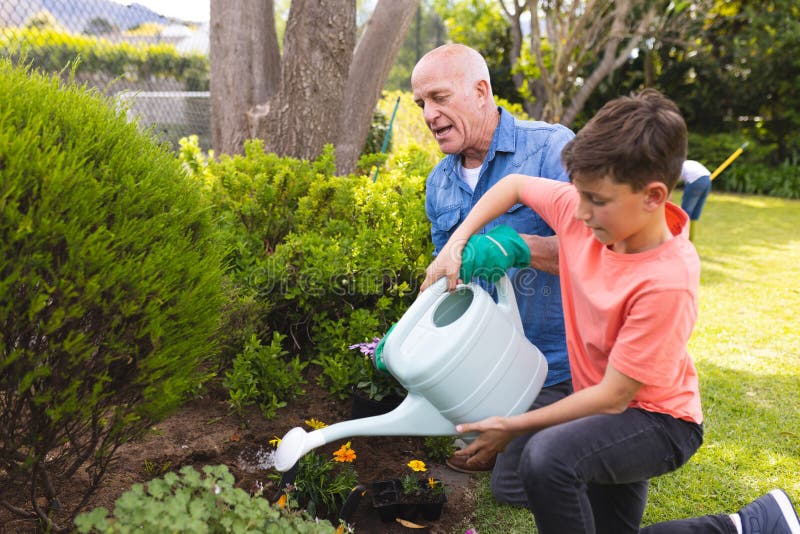 Grand-père et petit-fils caucasiens passent du temps ensemble dans le jardin photographie stock