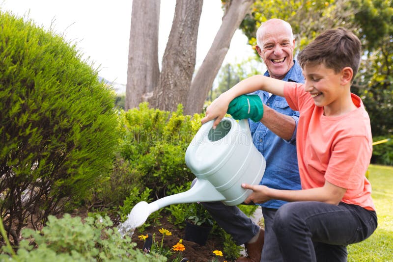 Grand-père et petit-fils caucasiens passent du temps ensemble dans le jardin images stock