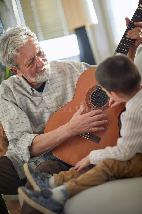 Grand-père et petit-fils passant du temps ensemble photo libre de droits