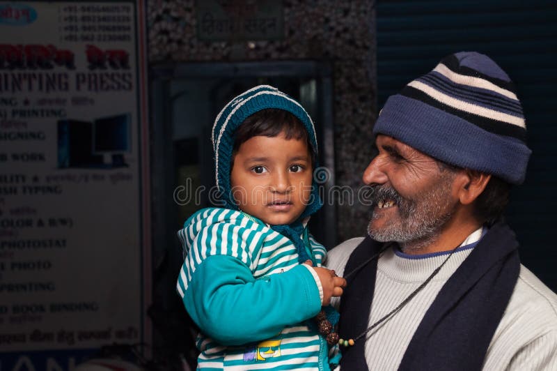 Grand-père indien avec sa petite-fille sur la rue à Âgrâ photographie stock Grand-père indien avec sa petite-fille sur la rue à Âgrâ photographie stock